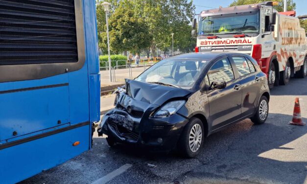 Gallyra vágta a 15-ös járatot a Toyota – nem vette észre a sofőr, hogy elfogyott a forgalmi sáv HELYSZÍNI FOTÓKKAL