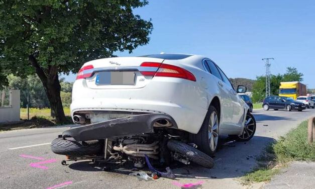 „Művészeti alkotás” Pilisjászfalun: egy fehér Jaguar alá csúszott a motor, időben leugrott a sofőr és az utas HELYSZÍNI FOTÓKKAL!