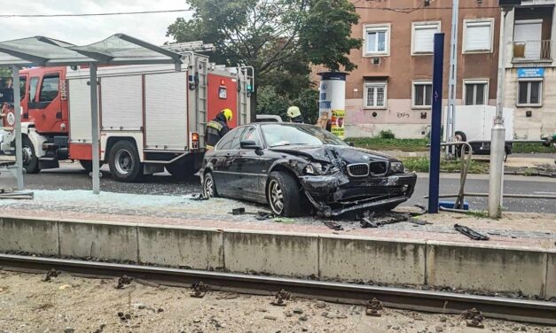 Elvesztette az uralmat a BMW felett, átszakította a korlátot, majd beleszállt a villamosmegállóba