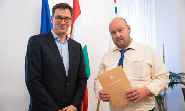 A főpolgármester köszöntötte a hős buszsofőrt, aki a 149-es járaton segített egy gyermek megszületésében