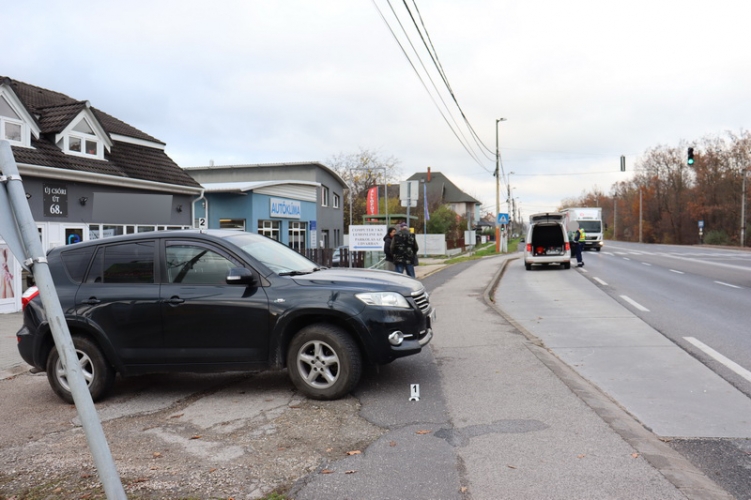 Durva baleset Fejér megyében: szabályosan közlekedő biciklist sodort el a figyelmetlen autós – fotók a helyszínről