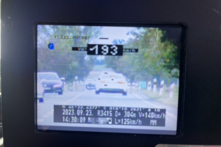 Szuper-gyorshajtót fogtak a rendőrök: még a szolgálati autót is megelőzte, majd a helyszínen rendezte a negyedmilliós bírságot