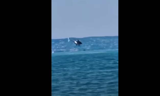 Elkezd a tengelye körül pörögni, majd a vízben is fordul még párat – videón mutatjuk, ahogy a Balatonba csapódik a rendőrségi helikopter