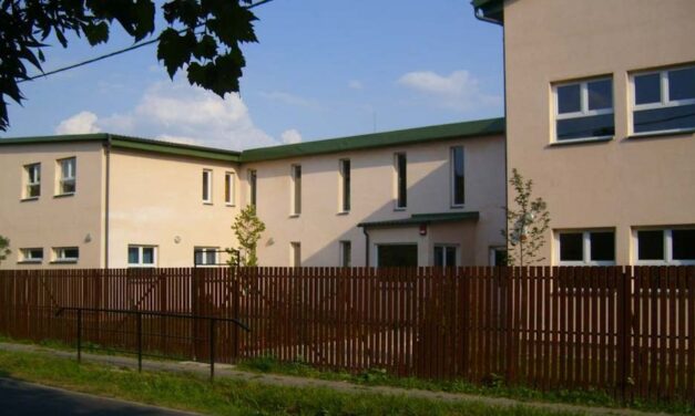 Végrehajtók és rendőrök jelentek meg egy budapesti gimnáziumnál: kiürítették az épületet, azonnal hazaküldték a diákokat