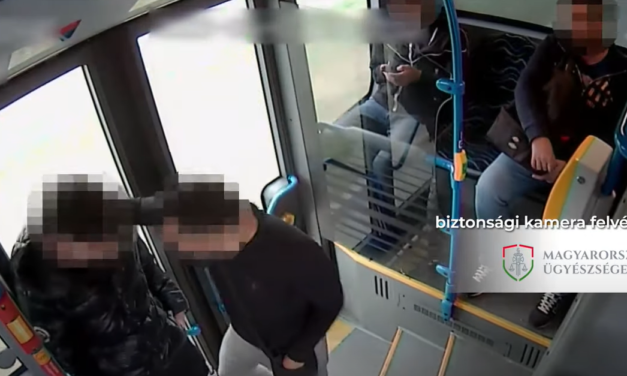 Galád trió találta be a kiskorú fiút Budapesten: először a buszon rabolták ki, de miután leszállt is nekiestek – videó