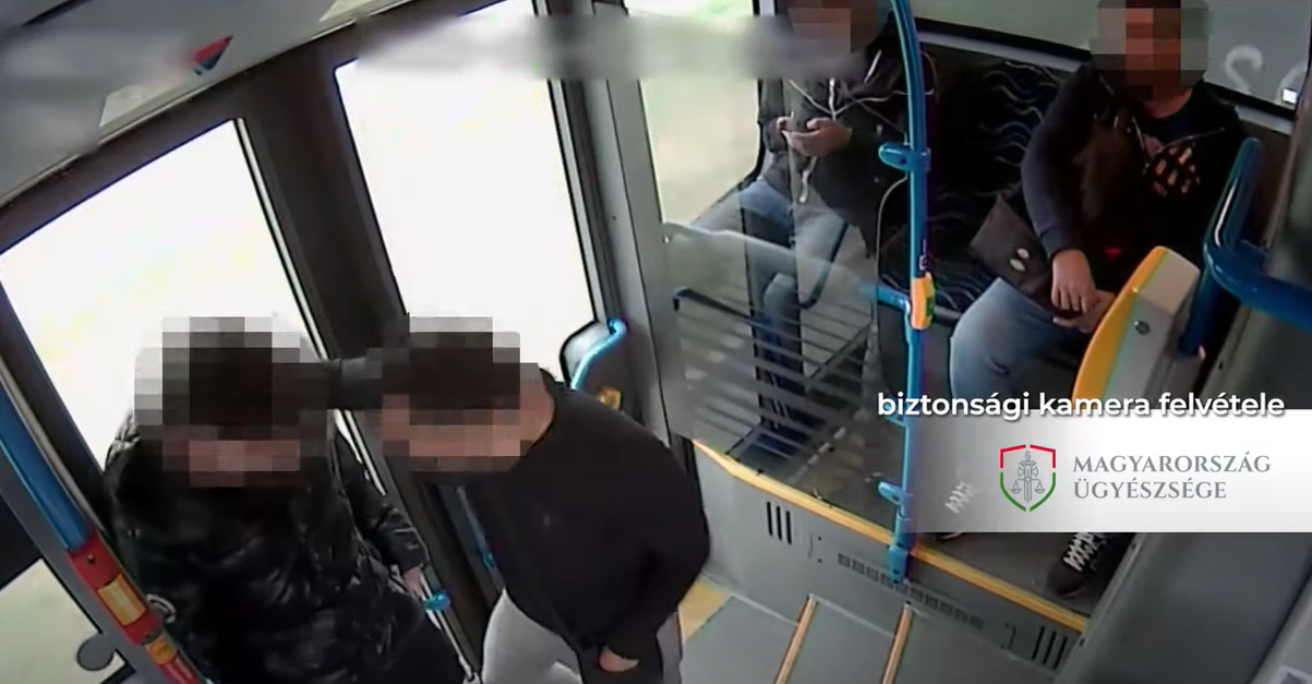 Galád trió találta be a kiskorú fiút Budapesten: először a buszon rabolták ki, de miután leszállt is nekiestek – videó
