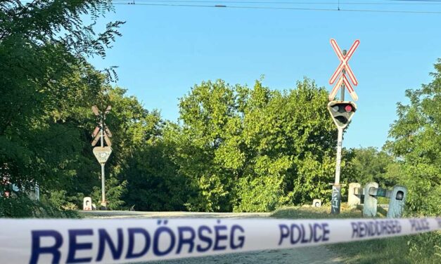Tragédiák a vasúton: halálos gázolás Győrnél, teherautóval ütközött a Budapestre tartó Bakony Intercity