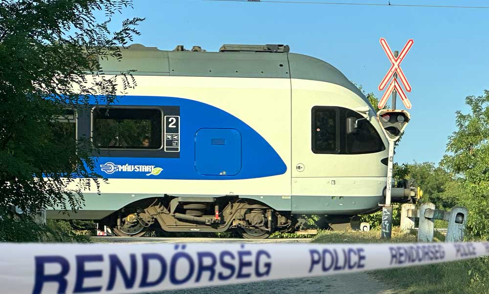 Újabb vasúti átjárós baleset: a Metropolitan EuroCity-vel ütközött egy autó Dunakeszi és Göd között, nagy késésekkel kell számolni