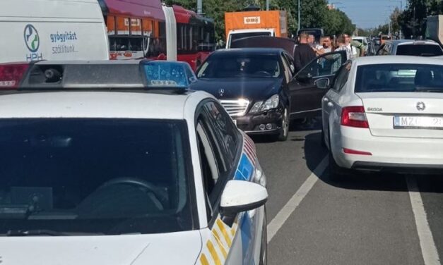 Budapest közepén csaptak le a gazdaságvédelmi nyomozók, elállták a piros lámpánál várakozó fekete Mercedes útját