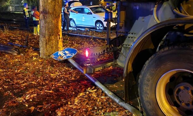 Pördülés és ütközés a budai éjszakában, a villamossíneken állt meg az elszabadult Mercedes HELYSZÍNI FOTÓKKAL!