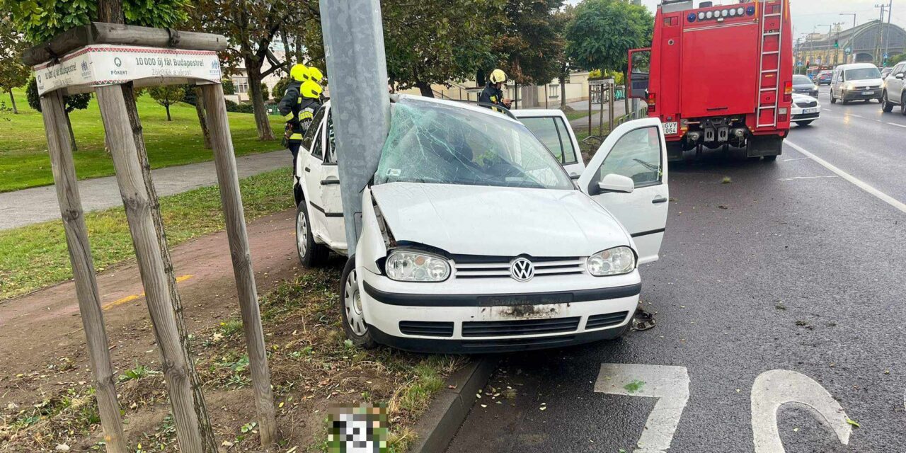Súlyos baleset Budapesten, az Aréna Pláza előtt, kiflire hajtotta a kandeláber a Volkswagent