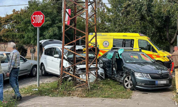 Nem számított az elsőbbségadás kötelező tábla: hatalmas csattanás Budapesten, durván összeroncsolódtak a karambolozó autók – fotók a helyszínről