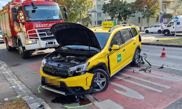 Hatalmas csattanás Budapesten: egy parkoló autót is letarolt a BMW-vel karambolozó taxis – fotók a helyszínről