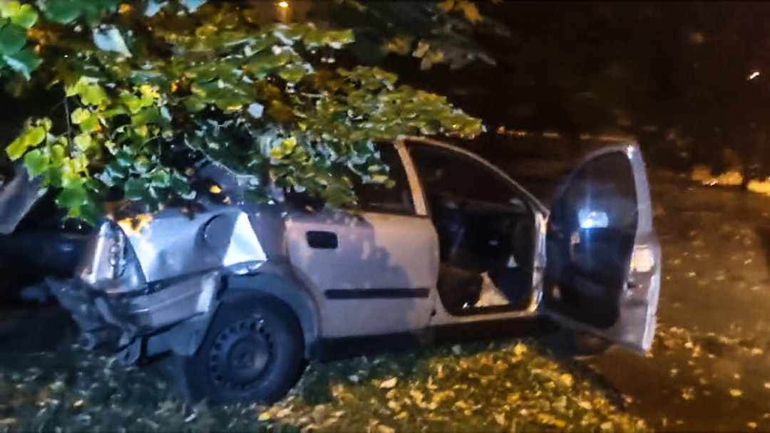 Szörnyű baleset Budapesten: kirepült az utas a Zuglóban megpördülő Opelből – sokkoló fotók a helyszínről