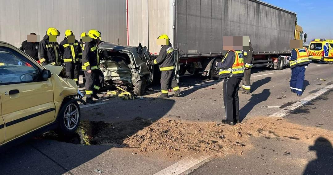 Súlyos baleset az M0-s autóúton: kamionba tolt egy Ignis egy Yarist – HELYSZÍN FOTÓKKAL