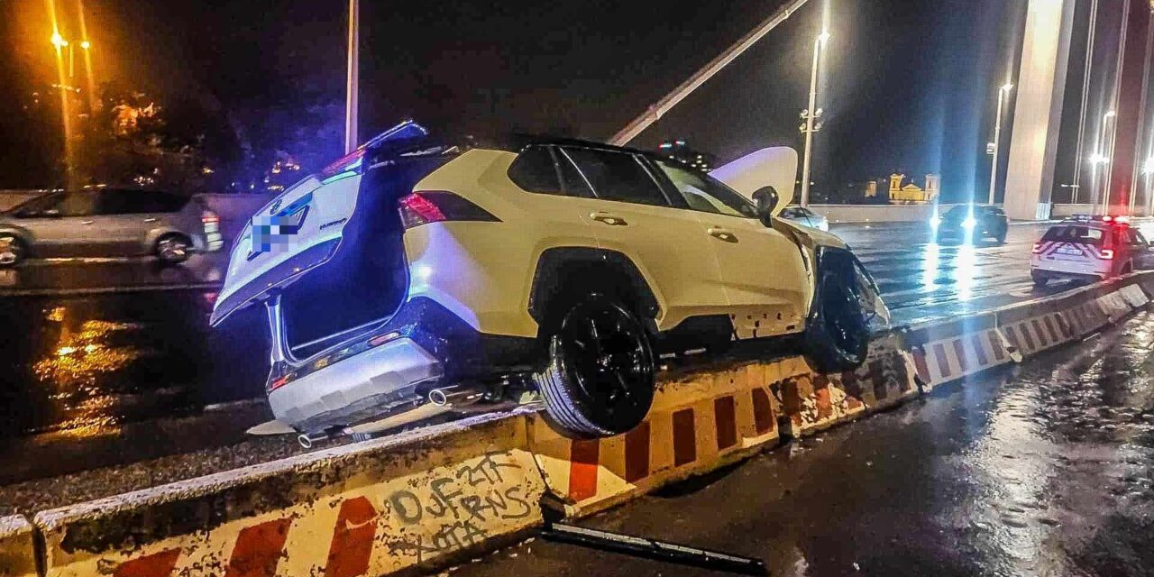 Látványos baleset a budapesti Erzsébet hídnál: a terelőelemek tetejére ugratott, majd fennakadt a Toyota HELYSZÍNI FOTÓKKAL!
