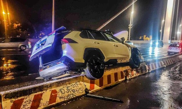 Látványos baleset a budapesti Erzsébet hídnál: a terelőelemek tetejére ugratott, majd fennakadt a Toyota HELYSZÍNI FOTÓKKAL!
