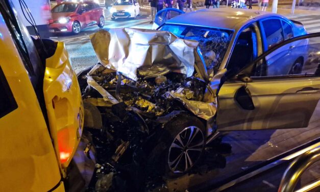 Súlyos baleset a megállóban: BMW vágódott a 4-es villamosnak, autójába szorult a fiatal sofőr HELYSZÍNI FOTÓKKAL!