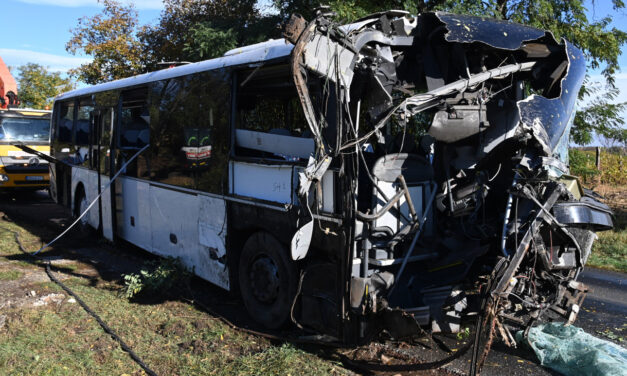 „Van, aki már nem térhet haza…” – a sofőr halt meg a hajnali buszbalesetben, megrázó felvételek készültek a mentésről