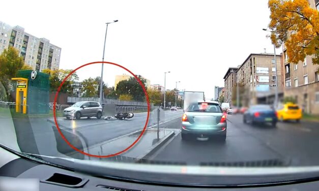 Szabálytalanul megforduló autós miatt szenvedett balesetet egy motoros Budapesten: hatalmas erejű volt az ütközés – VIDEÓ