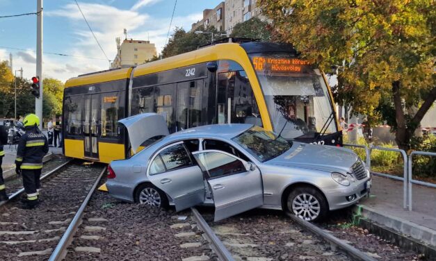 Durva baleset Budapesten: nagy erővel ütközött a Mercedesnek, majd kisiklott az 56-os villamos HELYSZÍNI FOTÓKKAL!