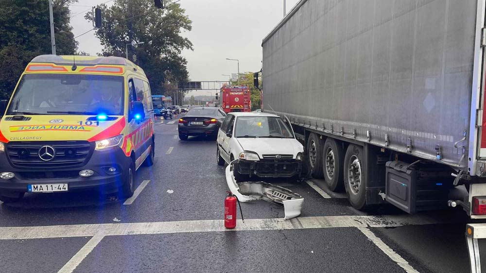 Rosszul lett a Suzuki sofőrje Óbudán, összeütközött egy BMW-vel, majd egy kamion oldalába rohant – helyszíni fotók