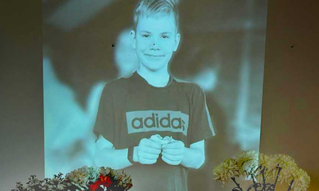 „Levi, soha nem felejtünk el” – szívfacsaró összefogás a budakeszi tűzben elhunyt 11 éves fiú családjáért