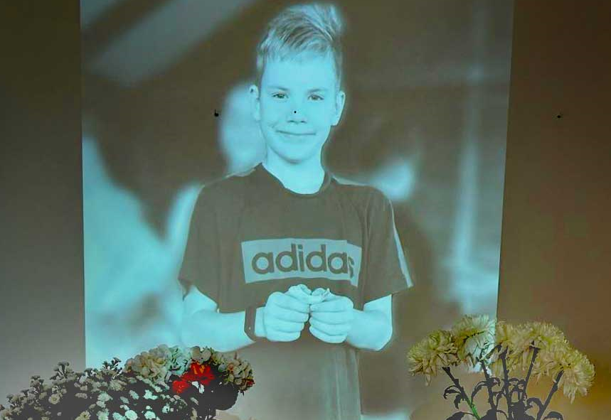 „Levi, soha nem felejtünk el” – szívfacsaró összefogás a budakeszi tűzben elhunyt 11 éves fiú családjáért
