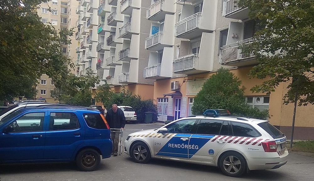 Tragédia Budapesten! Félmeztelenül zuhant ki 6. emeleti lakása ablakából az idős nő, esélye sem volt a túlélésre
