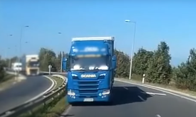 Megáll az emberben az ütő! Videón az eltéved kamionos, amint szembe megy a forgalommal