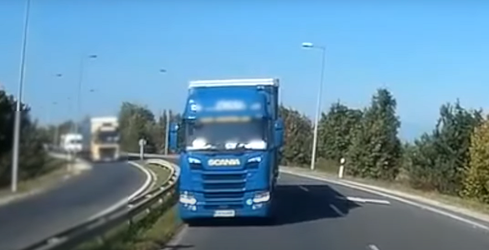 Megáll az emberben az ütő! Videón az eltéved kamionos, amint szembe megy a forgalommal