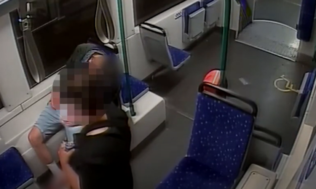 Videón a meghökkentő eset: így fosztotta ki az alvó utast az egyik budapesti villamoson a pofátlan tolvaj