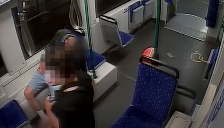 Videón a meghökkentő eset: így fosztotta ki az alvó utast az egyik budapesti villamoson a pofátlan tolvaj
