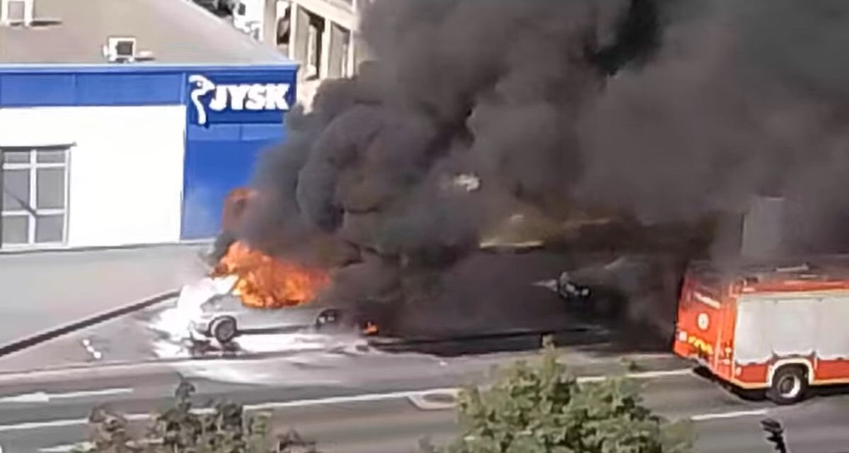 Több méteres lángokkal égett egy kisteherautó Budapest 3. kerületében FÓTÓKKAL!