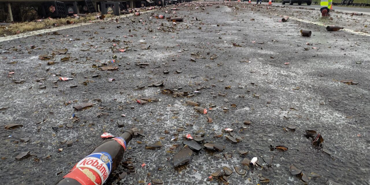 Kár érte! Több ezer üveg Kőbányai sör borult az M3-as autópályára – HELYSZÍNI FOTÓKKAL
