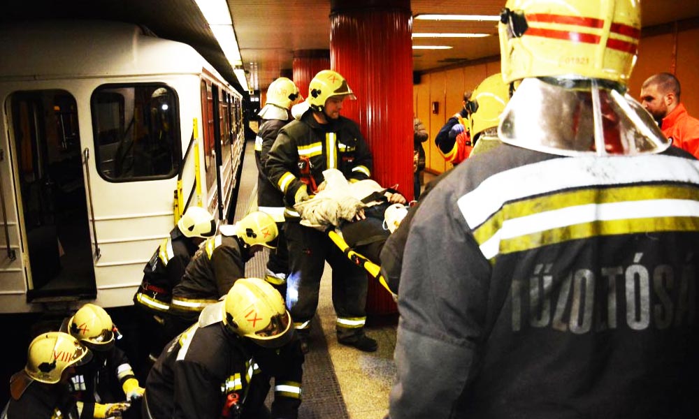 Dráma az M3-as metró vonalán! Elgázoltak egy embert, hosszú ideig küzdöttek érte a mentők