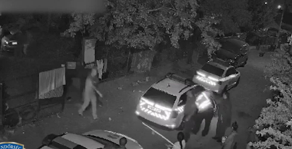 Pillanatok alatt lepték el a rendőrök a környéket: így ütöttek rajta a zsaruk a lányokat kisemmiző apán és fián Pest megyében – videó