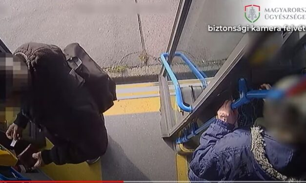 A buszon szúrta ki magának az idős nénit: ököllel ütötte majd kirabolta 74 éves áldozatát egy férfi Budapesten – videó
