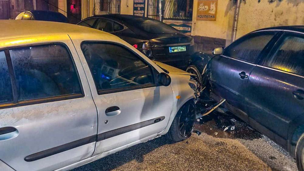 Parkoló Teslának ütközött a Renault, a sofőr elmenekült a helyszínről – helyszíni fotók