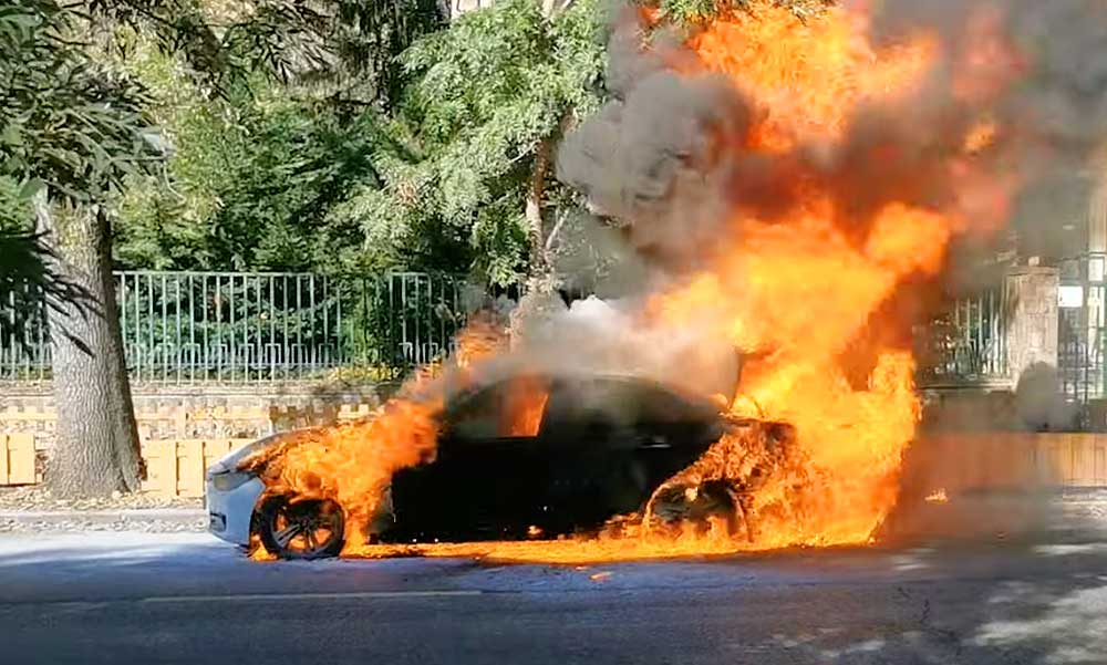 Porrá égett egy BMW Budapesten: menet közben kapott lángra, a tulajt úgy kellett elrángatni az autójától – VIDEÓ