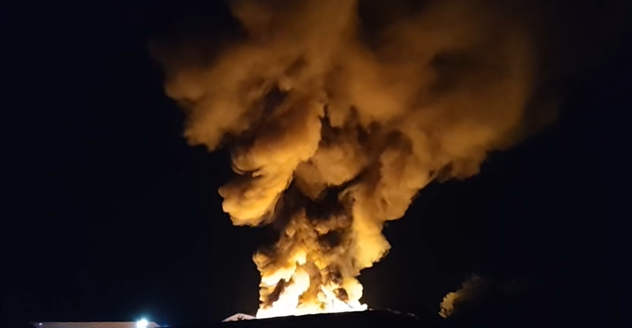 Kétségbeesett harcot vívnak a tűzoltók a lángokkal: óriási tűz Vas megyében, egy műanyagfeldolgozó gyulladt ki – videó