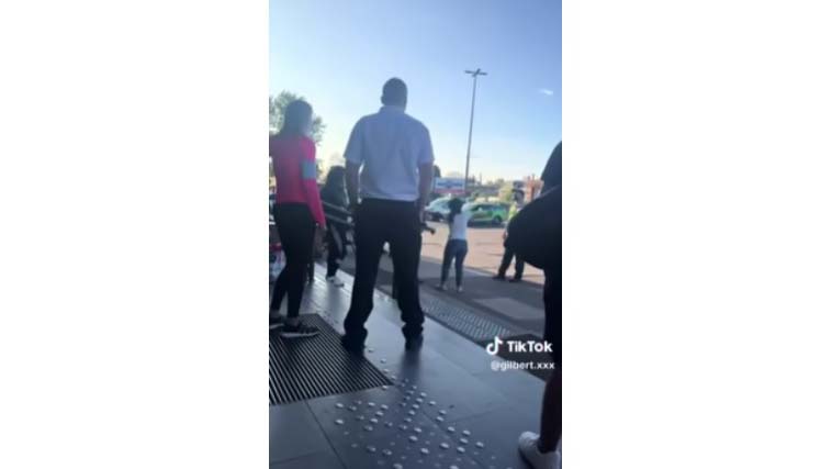Egy balhézó férfit és nőt egyetlen csapással kiütött a miskolci pályaudvar biztonsági őre – A MÁV azonnal vizsgálatot indított – videó