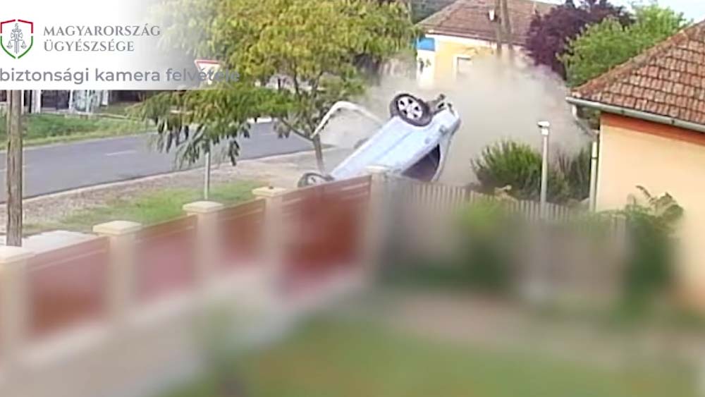 Részegen száguldozó sofőr hajtott a kerítésnek, mindent felvett a szomszéd kamerája