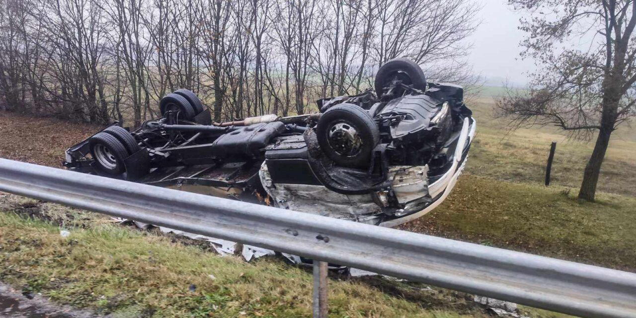 Brutális baleset az M5-ösön: árokba borította a kisteherautót a száguldó román BMW-s HELYSZÍNI FOTÓKKAL!