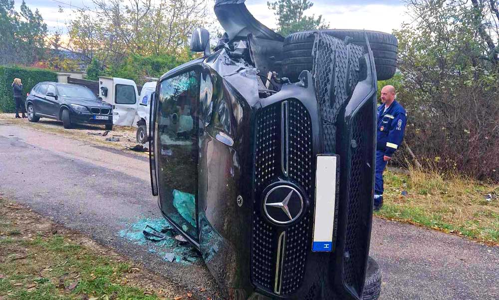 Oldalára borult a méregdrága Mercedes terepjáró, de előtte még letarolt két másik autót, nem hiszed el, mi okozta a balesetet