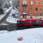 Megérkezett a havazás Budapestre: balesetek miatt 17 buszjárat közlekedése módosult, meghibásodott a biztosítóberendezés a Déli pályaudvaron