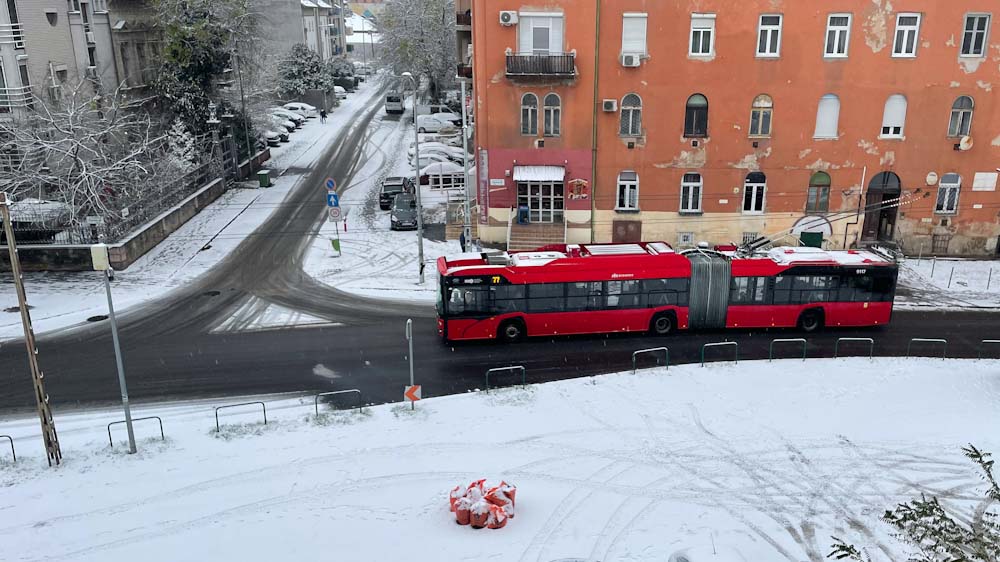 Megérkezett a havazás Budapestre: balesetek miatt 17 buszjárat közlekedése módosult, meghibásodott a biztosítóberendezés a Déli pályaudvaron
