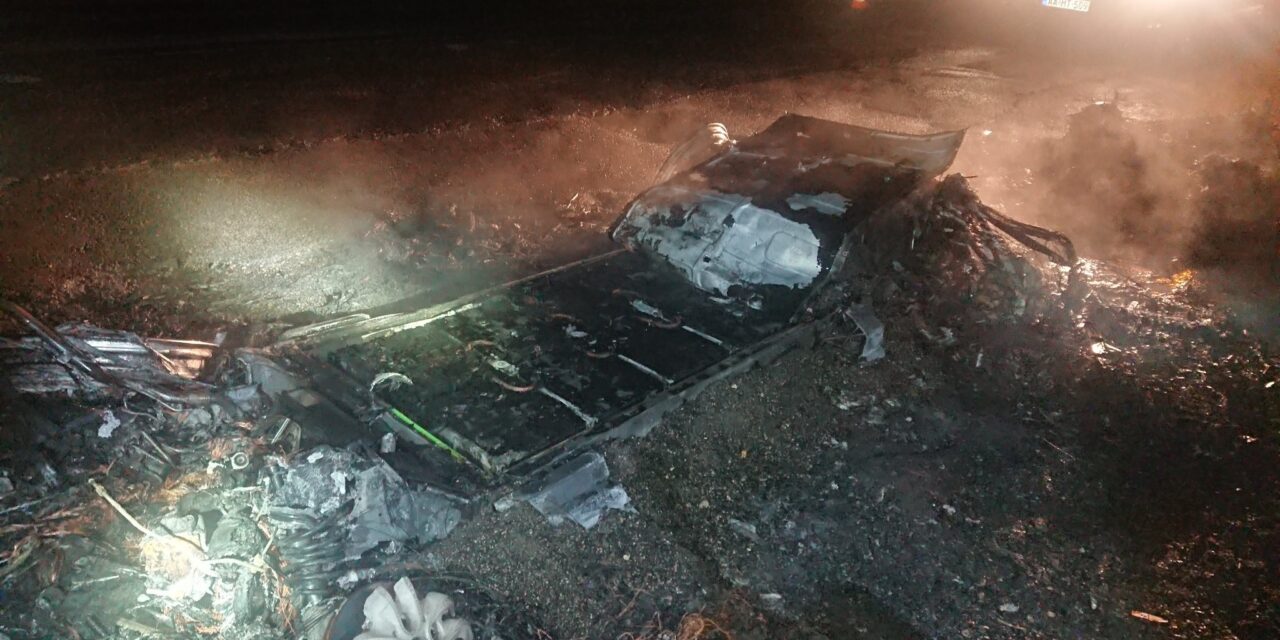 Porig égett az elektromos autó az M7-es autópályán, szó szerint semmi nem maradt a BMW-ből FOTÓKKAL!