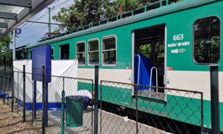 Halálra gázolta a HÉV a 30 éves férfit Budapesten, a gyalogos fülhallgatóval a fején akart átmenni a síneken, ekkor érkezett a szerelvény