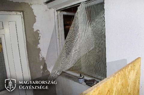 Benzinnel locsolta fel a házat: robbantással fenyegette a rokonait és a rendőröket egy férfi Szegeden